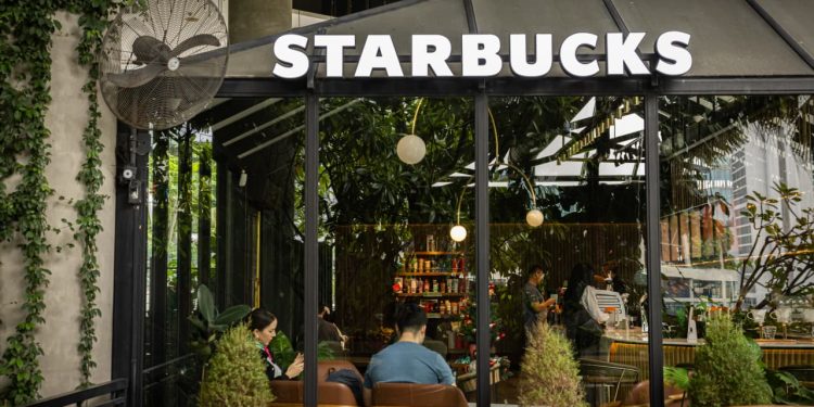 Η Starbucks αναβαθμίζει τις εκτιμήσεις και εκτοξεύει τη μετοχή