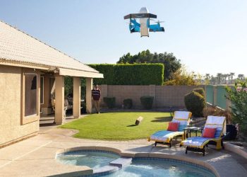 Drone της Amazon παρέδωσε δέμα μέσα σε πισίνα στο Τέξας