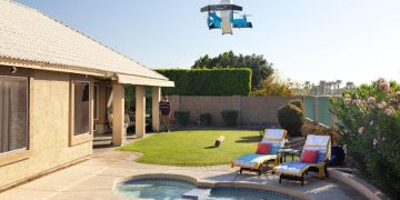 Drone της Amazon παρέδωσε δέμα μέσα σε πισίνα στο Τέξας