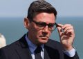 Ο Μπέρναμ υπόσχεται «αμείλικτη» δράση για τη μετανάστευση