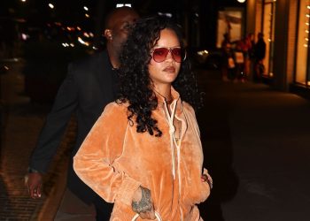 Η Rihanna επιλέγει βελουτέ φόρμα Chloé σε βραδινή έξοδο