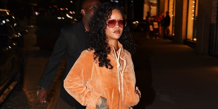 Η Rihanna επιλέγει βελουτέ φόρμα Chloé σε βραδινή έξοδο