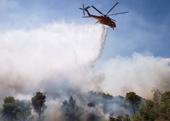 Σύγκρουση δύο πυροσβεστικών ελικοπτέρων στην Ψάθα Αττικής