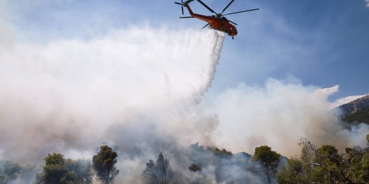 Σύγκρουση δύο πυροσβεστικών ελικοπτέρων στην Ψάθα Αττικής